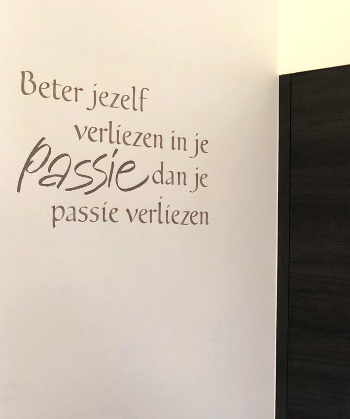 IDP Lettering - Ambachtelijk ontwerp - raam en muurbekleding - letters geschilder op muur